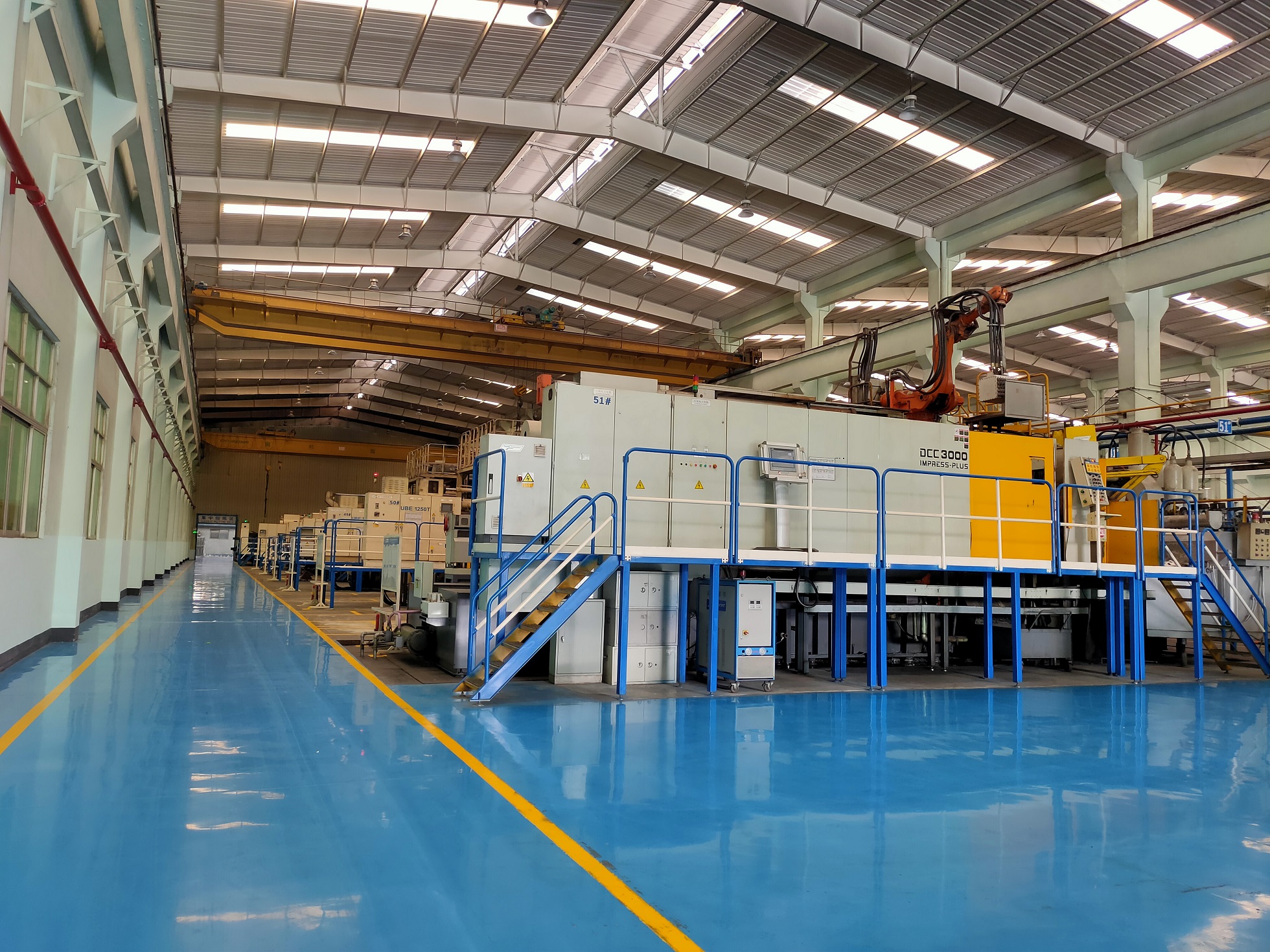 Vacuum high-pressure die casting cell producing an automotive aluminum structural part with robotic handling