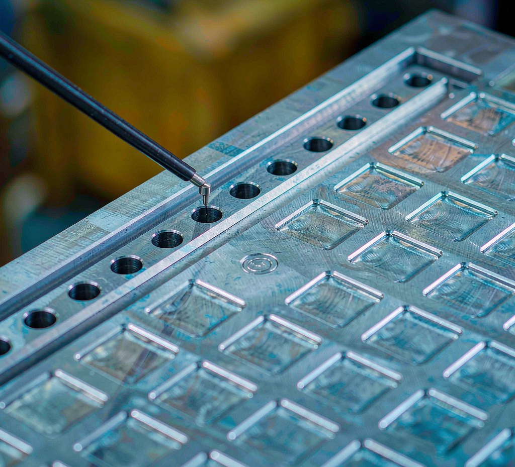 Precision measuring of a large CNC-machined steel plate with locating holes during inspection
