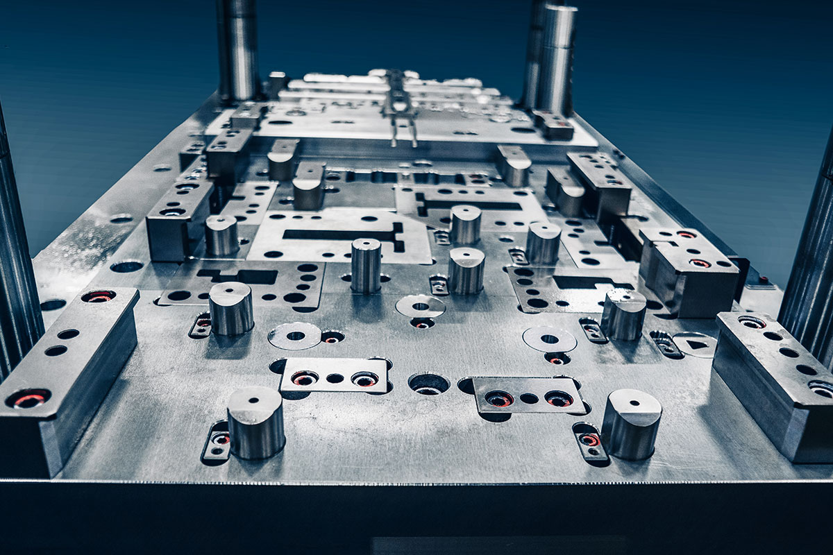 Transfer stamping die