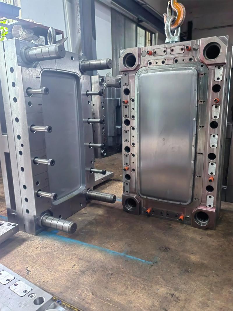 custom plastic injection mold tooling manufacturer