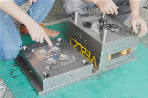 AI mold design software interface and sustainable recycled plastic materials for home appliances