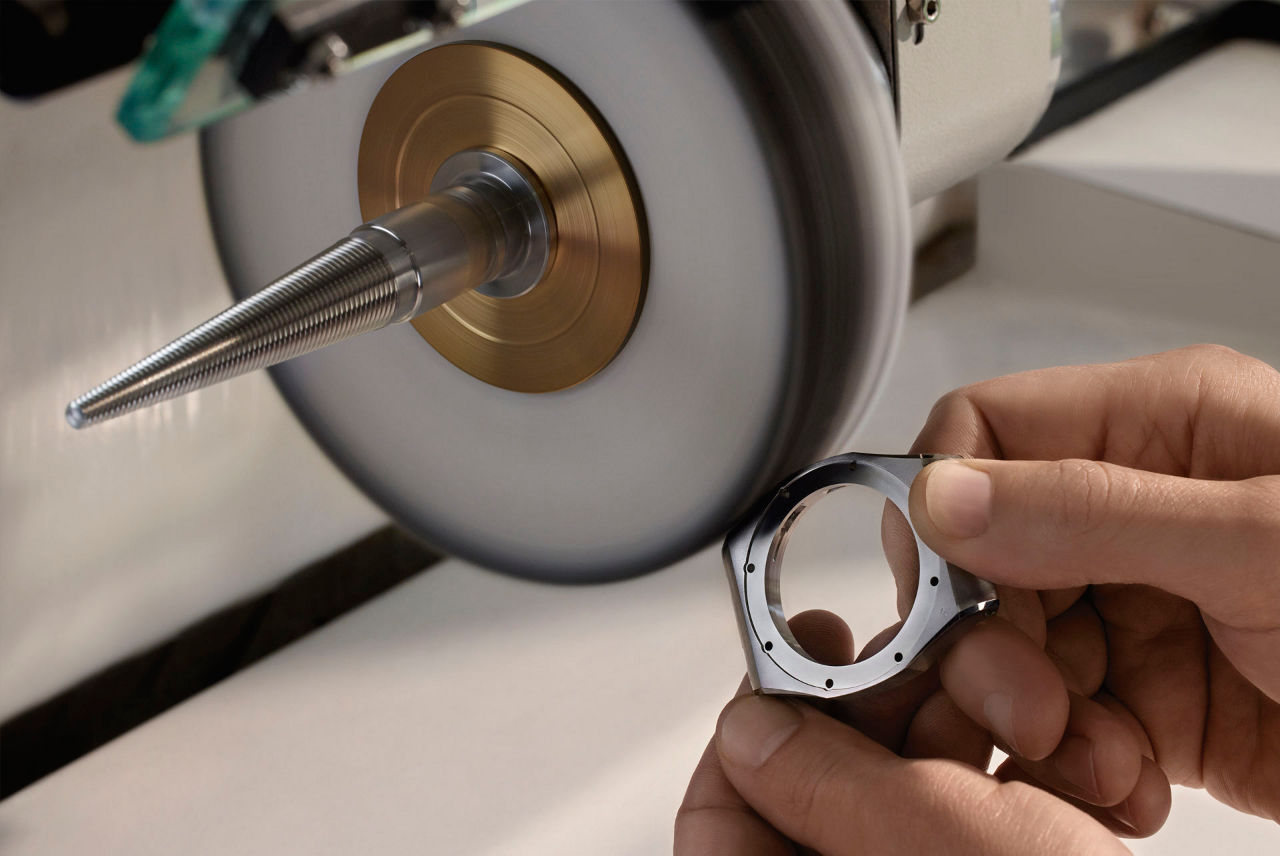 Watch crowns and decorative components polishing