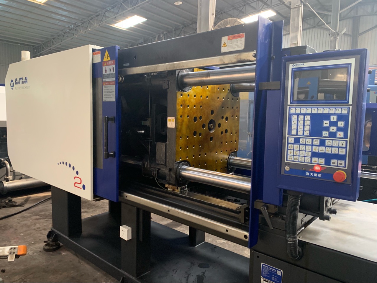 auto headlight lens injection molding machine