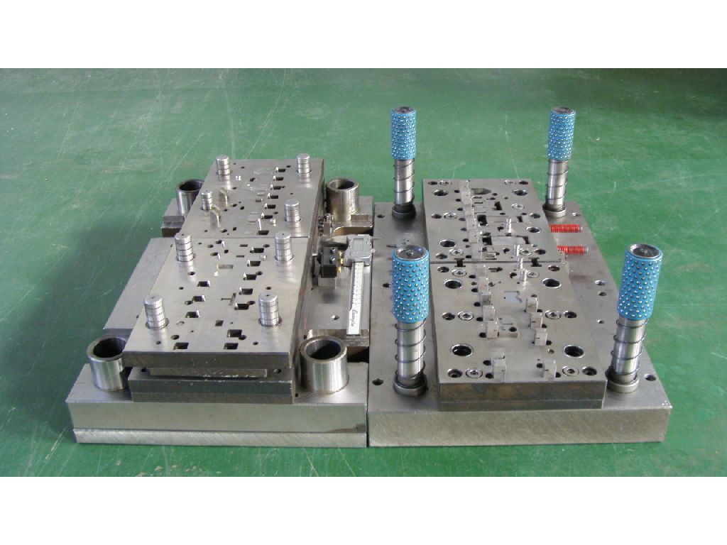 Progressive die stamping tooling set for precision parts production