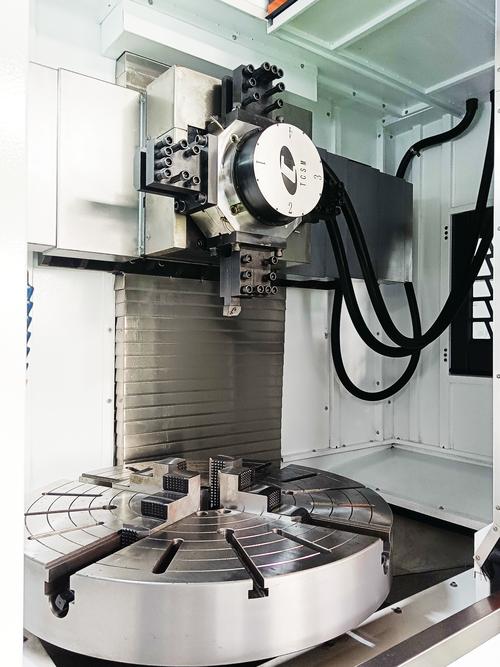 Large scale CNC machining equipment working on oversized part
